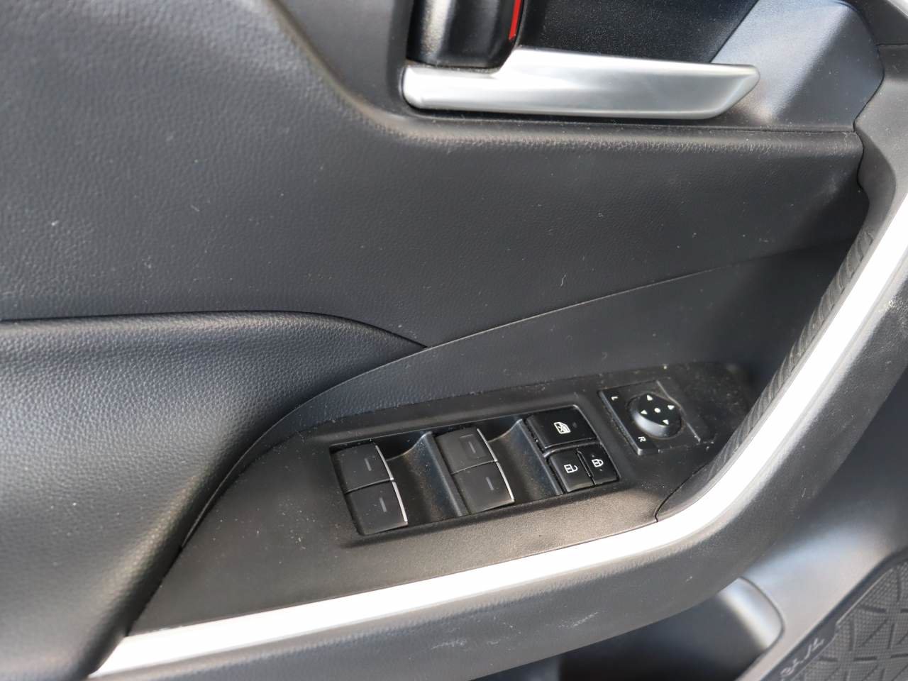 Used 2023 Toyota RAV4 XLE AWD/4WD image 14