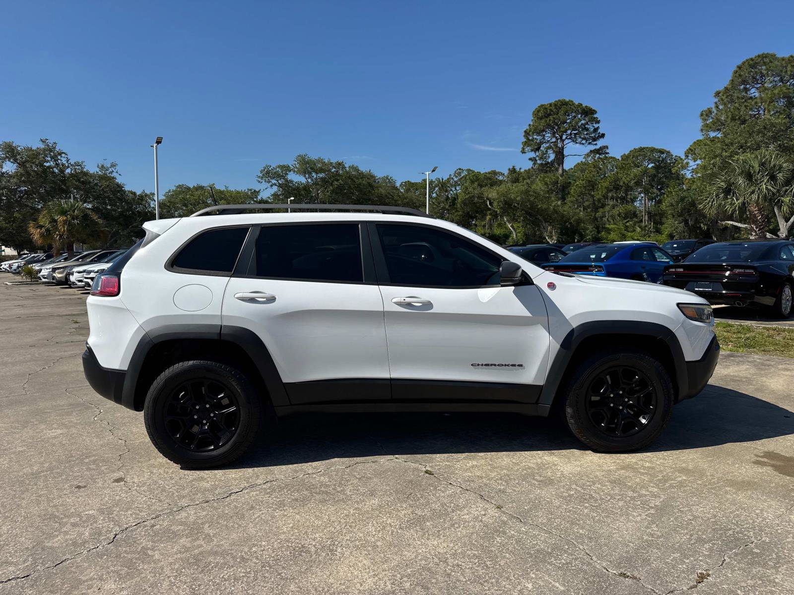Used 2019 Jeep Cherokee Trailhawk AWD/4WD image 2