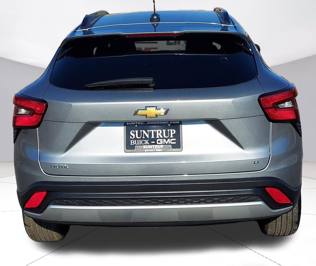Used 2025 Chevrolet Trax LT w/ LT Convenience Package image 2
