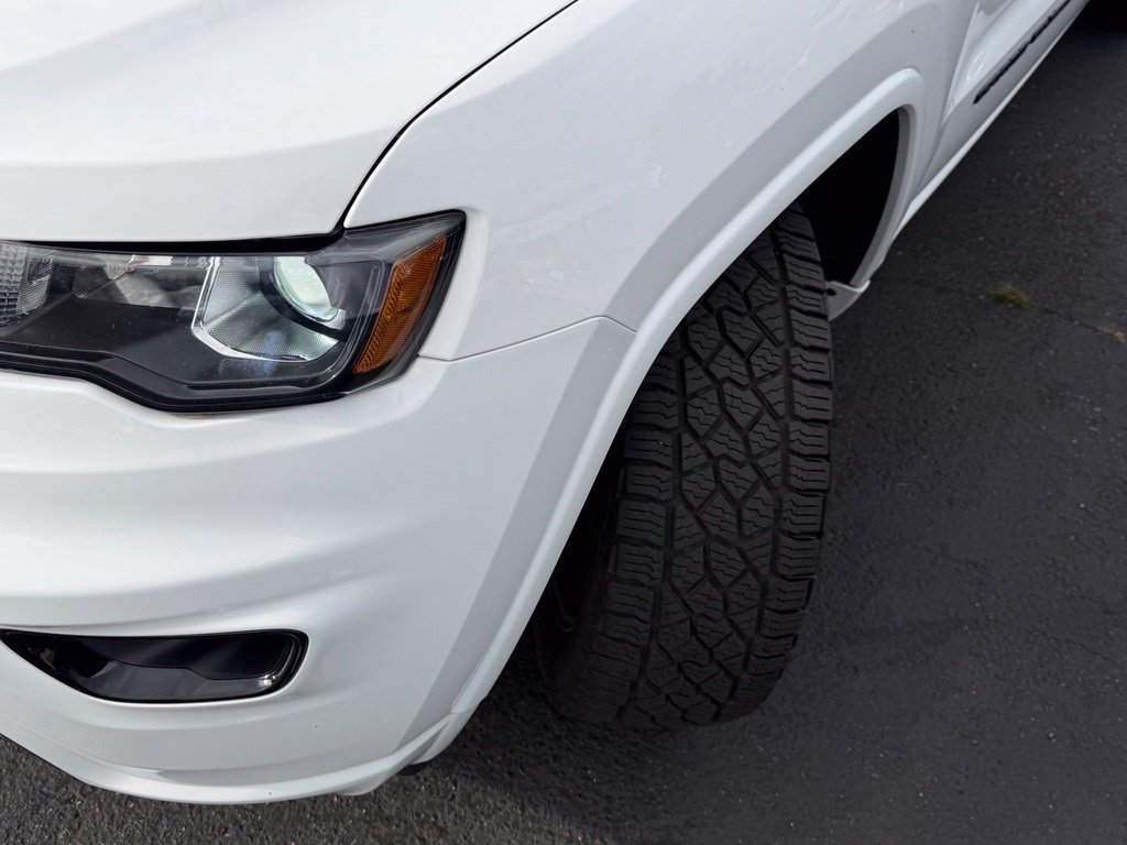 Used 2021 Jeep Grand Cherokee Laredo X AWD/4WD image 3