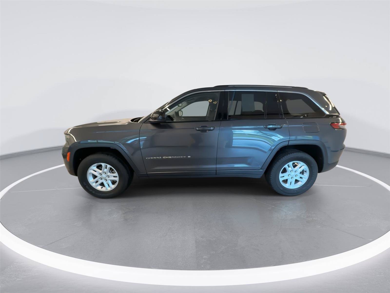 Used 2023 Jeep Grand Cherokee Laredo w/ Luxury Tech Group I AWD/4WD image 5
