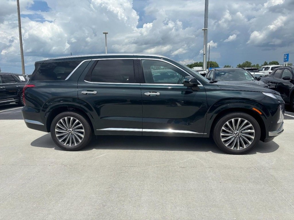 Used 2024 Hyundai Palisade Calligraphy image 2