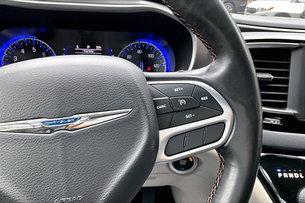Used 2020 Chrysler Pacifica Touring-L FWD image 12