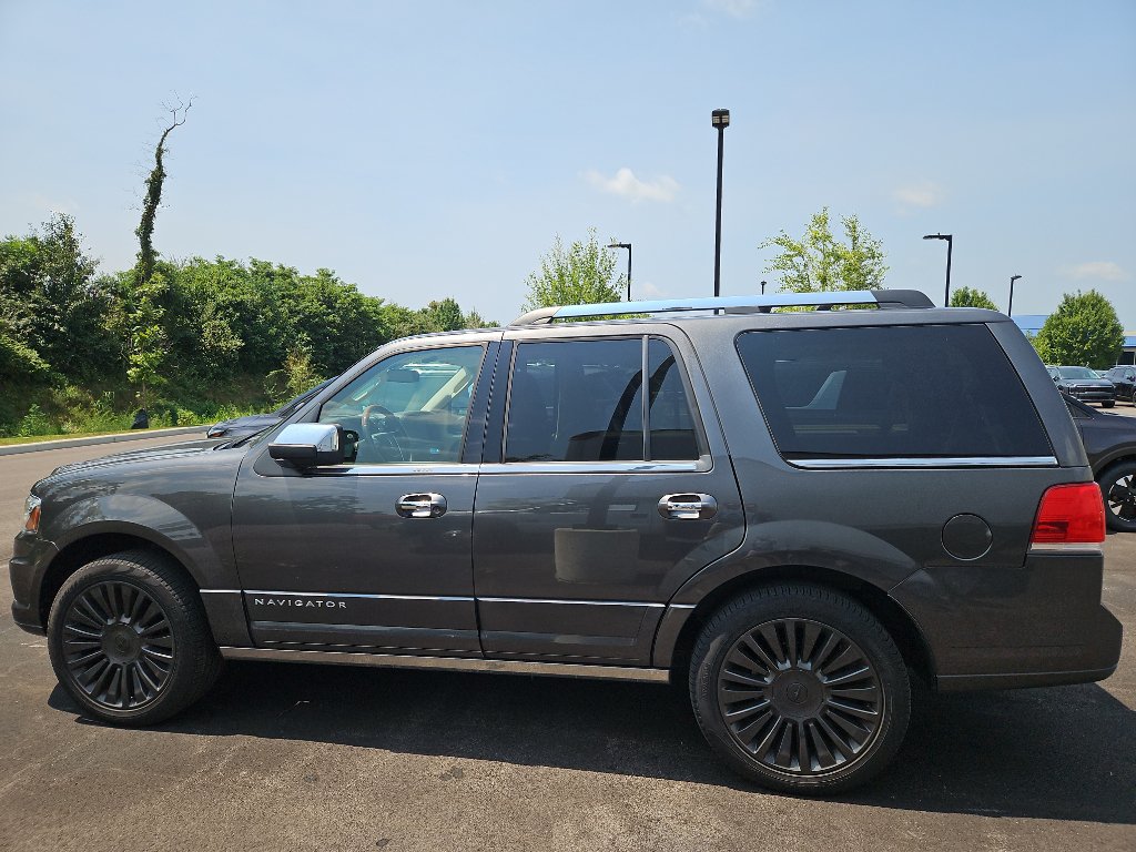 Used 2016 Lincoln Navigator Reserve AWD/4WD image 4