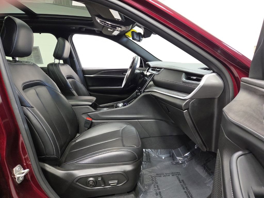 Used 2024 Jeep Grand Cherokee Limited w/ Luxury Tech Group II image 10