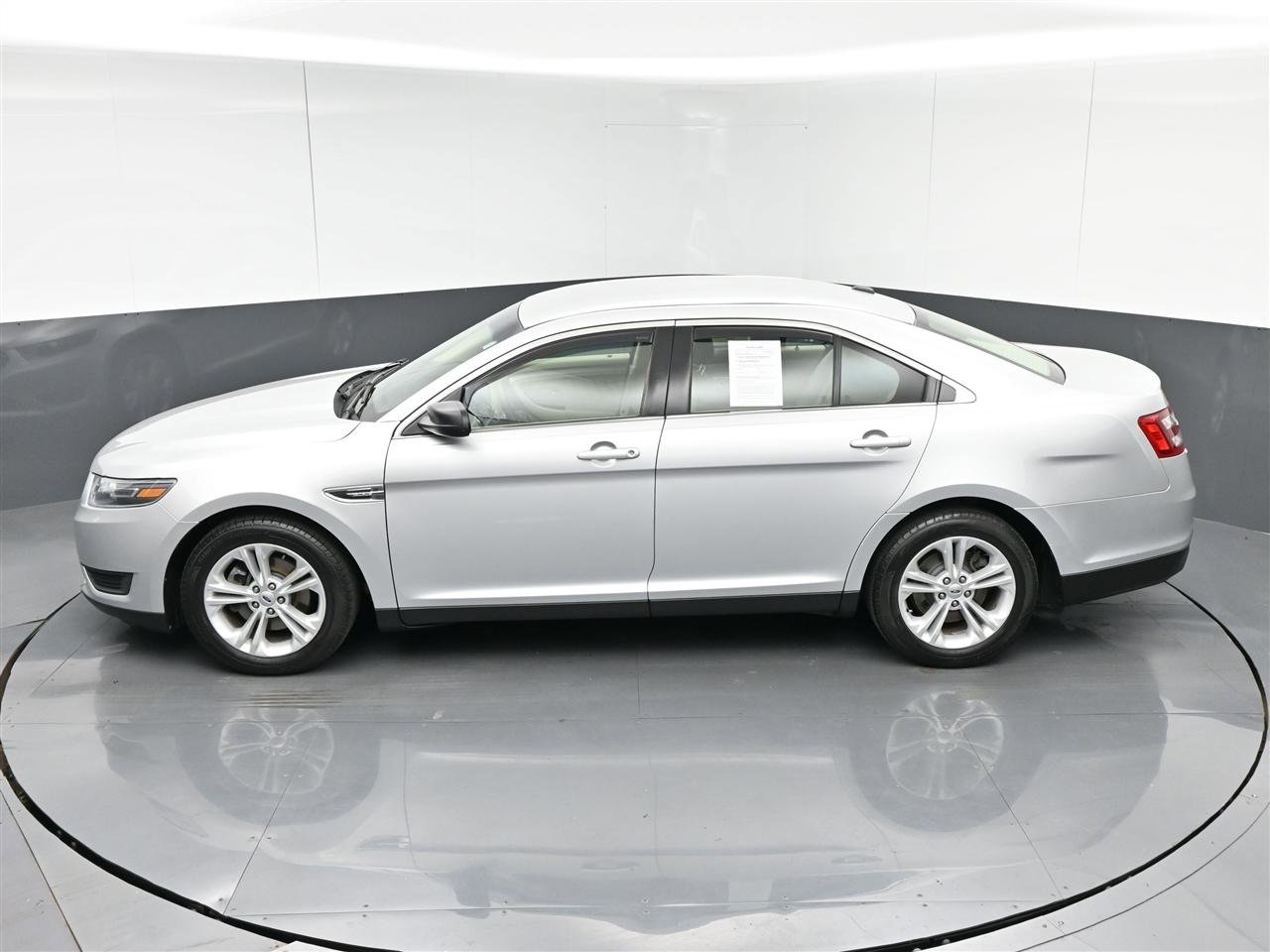 Used 2019 Ford Taurus SE FWD image 28