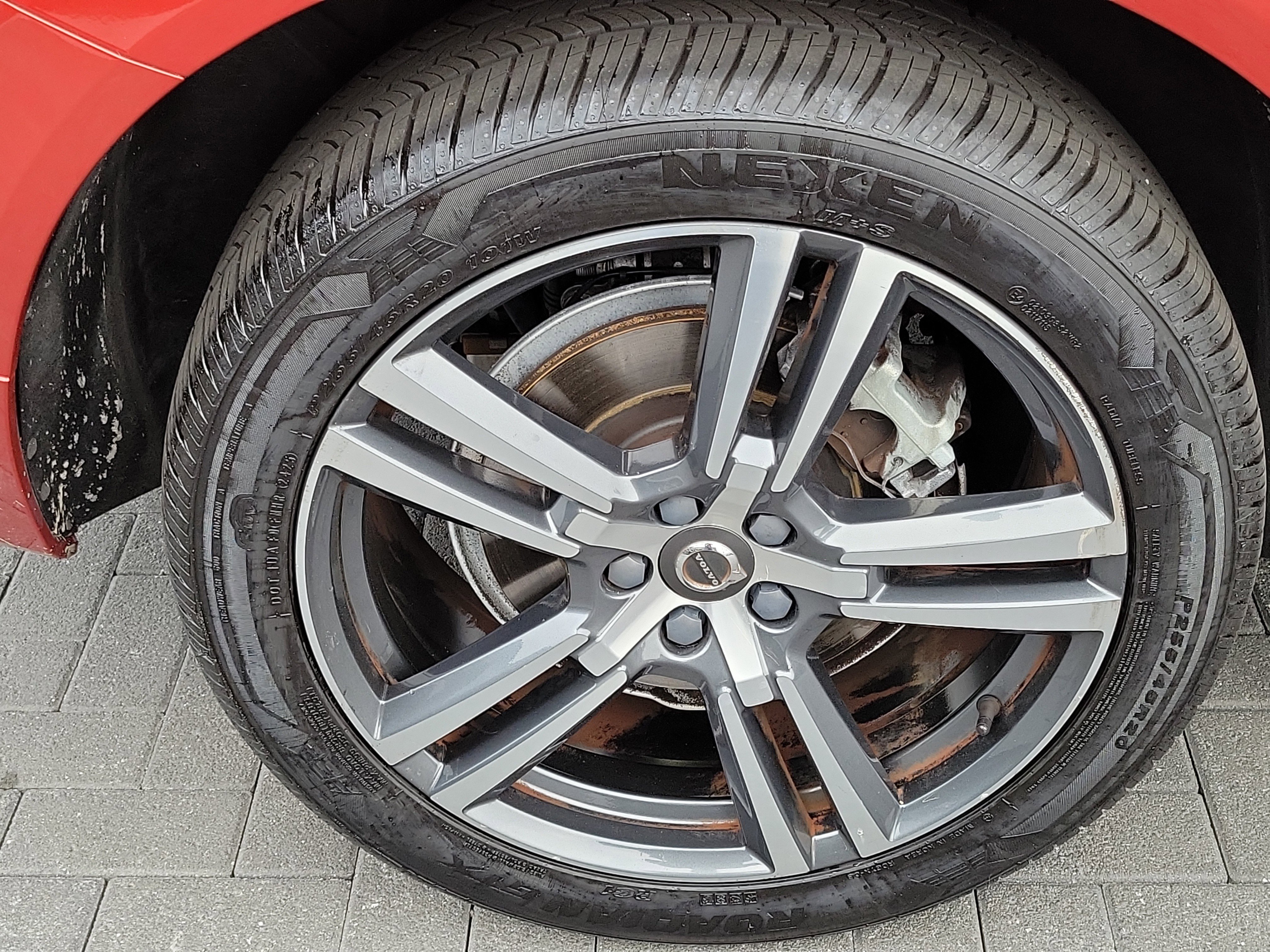 Used 2018 Volvo XC60 T6 Momentum w/ Convenience Package image 23