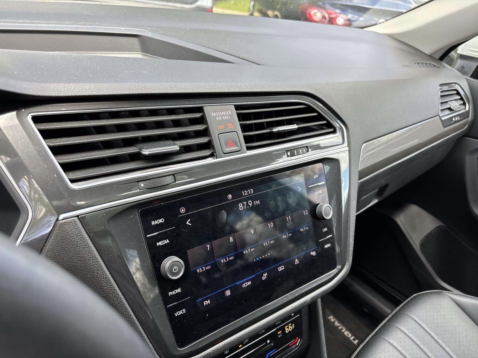 Used 2023 Volkswagen Tiguan SE w/ Panoramic Sunroof Package FWD image 19