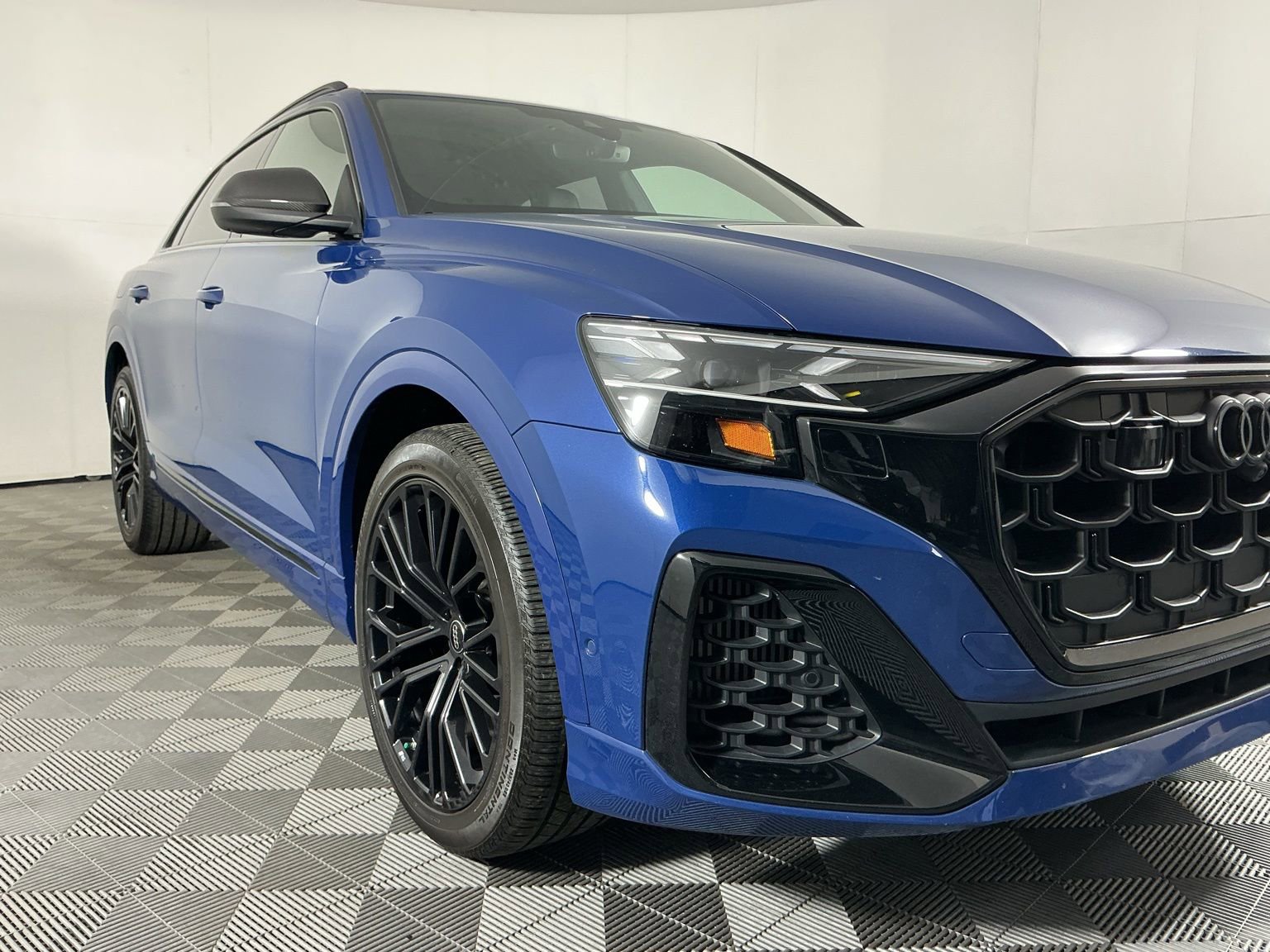 Used 2024 Audi SQ8 Prestige image 3