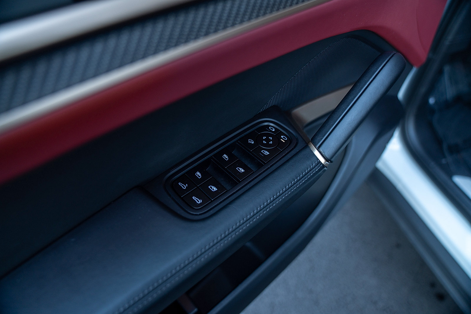 Certified 2025 Porsche Cayenne Coupe AWD/4WD image 19