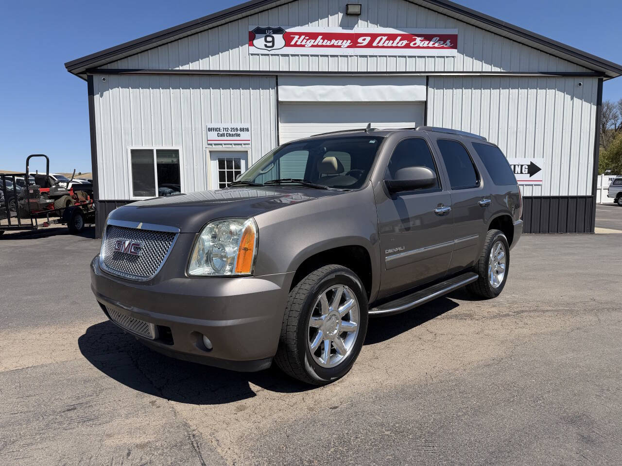 Used 2011 GMC Yukon Denali AWD/4WD image 1