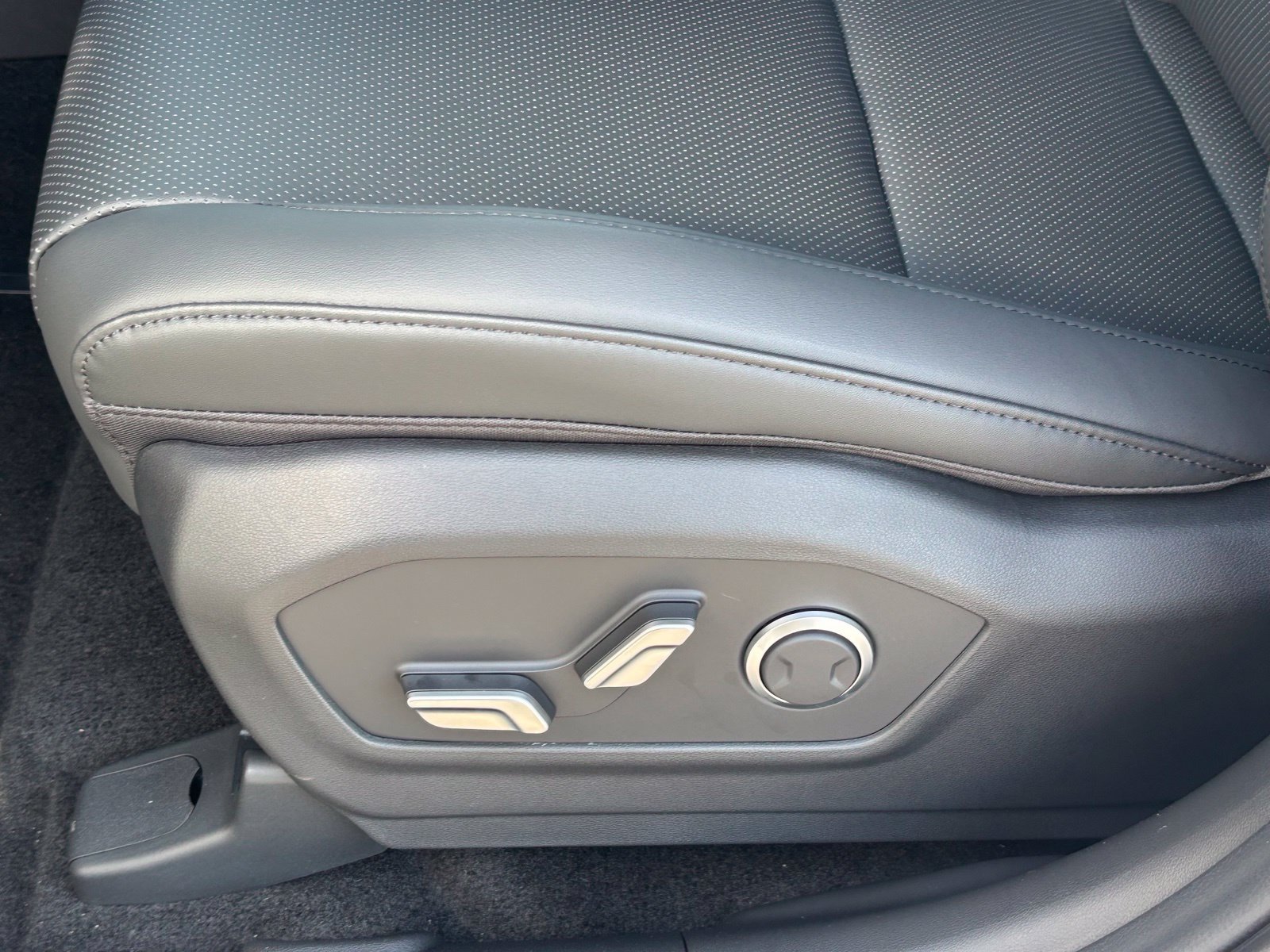 Used 2026 Hyundai Santa Fe SEL FWD image 14