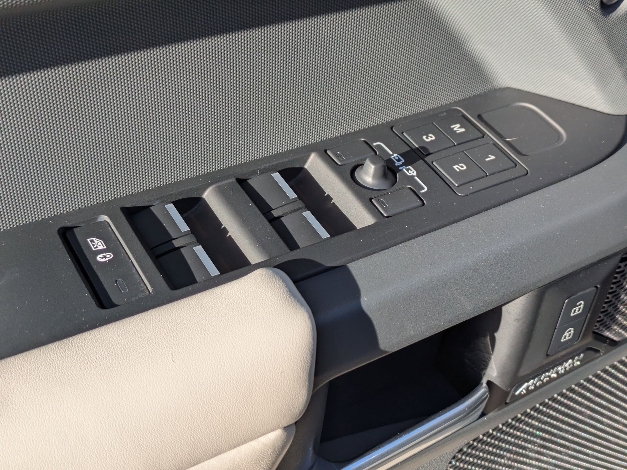 Used 2024 Land Rover Defender 110 X-Dynamic SE image 13