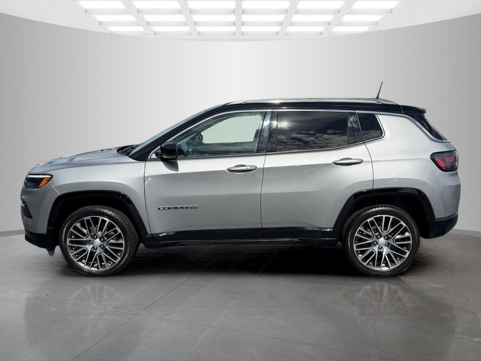 Used 2022 Jeep Compass Limited w/ Elite Group AWD/4WD image 3