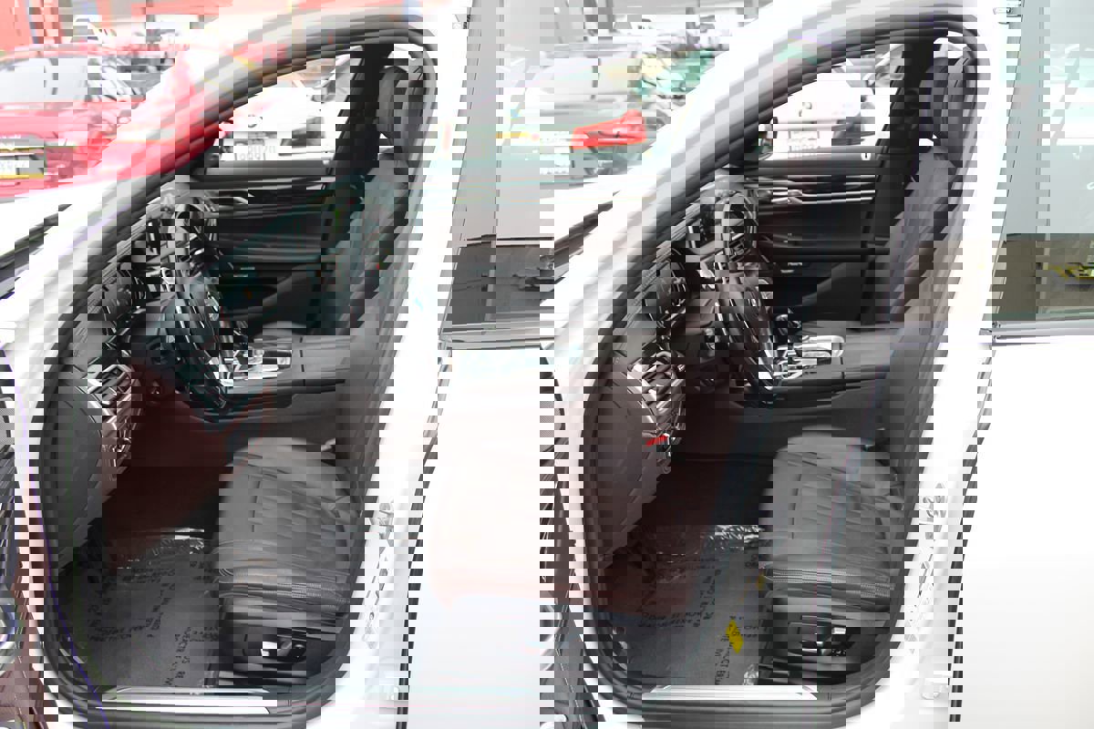 Used 2018 BMW 740i image 19