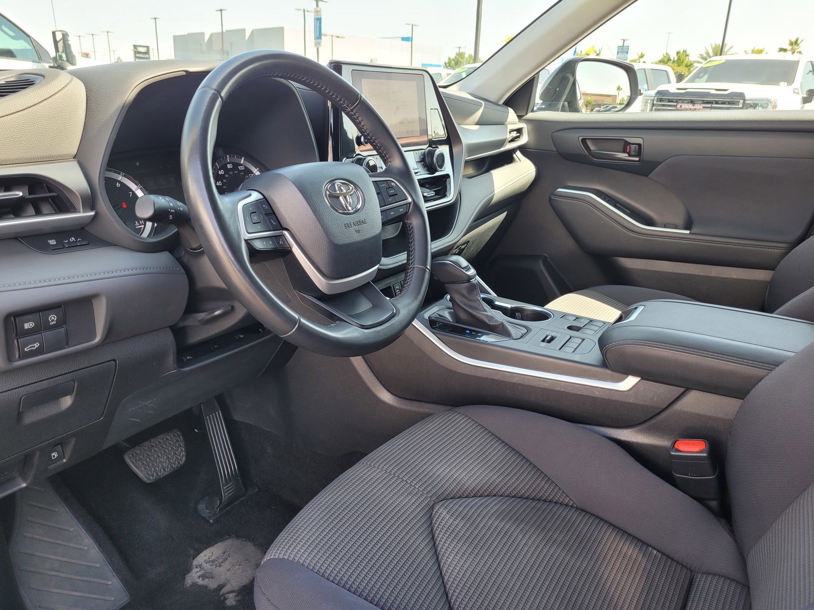 Used 2024 Toyota Highlander LE AWD/4WD image 9