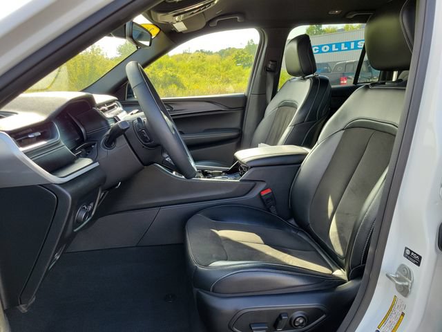 Used 2023 Jeep Grand Cherokee Altitude AWD/4WD image 6