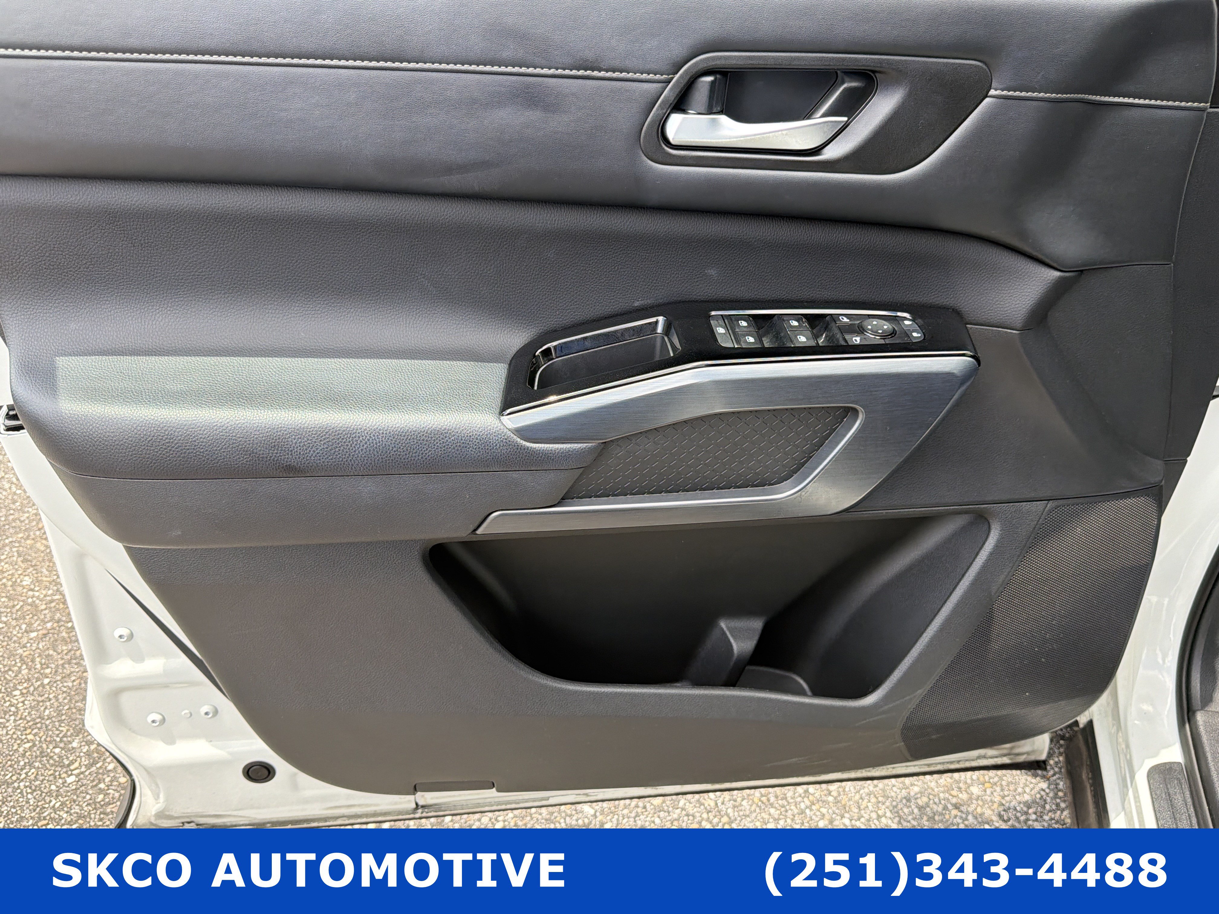 Used 2023 Nissan Pathfinder SL FWD image 12
