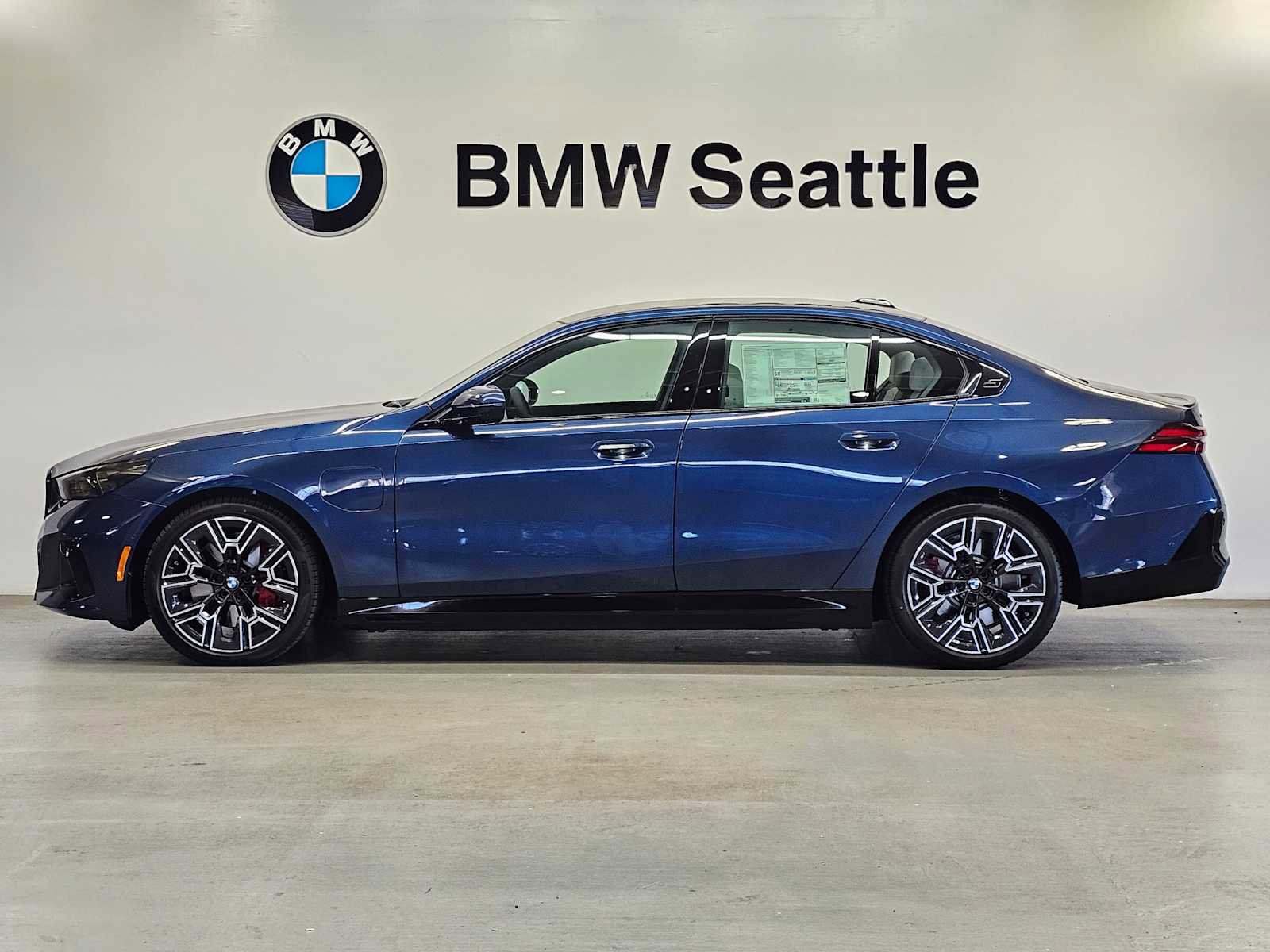 New 2026 BMW 550e xDrive w/ Premium Package image 3