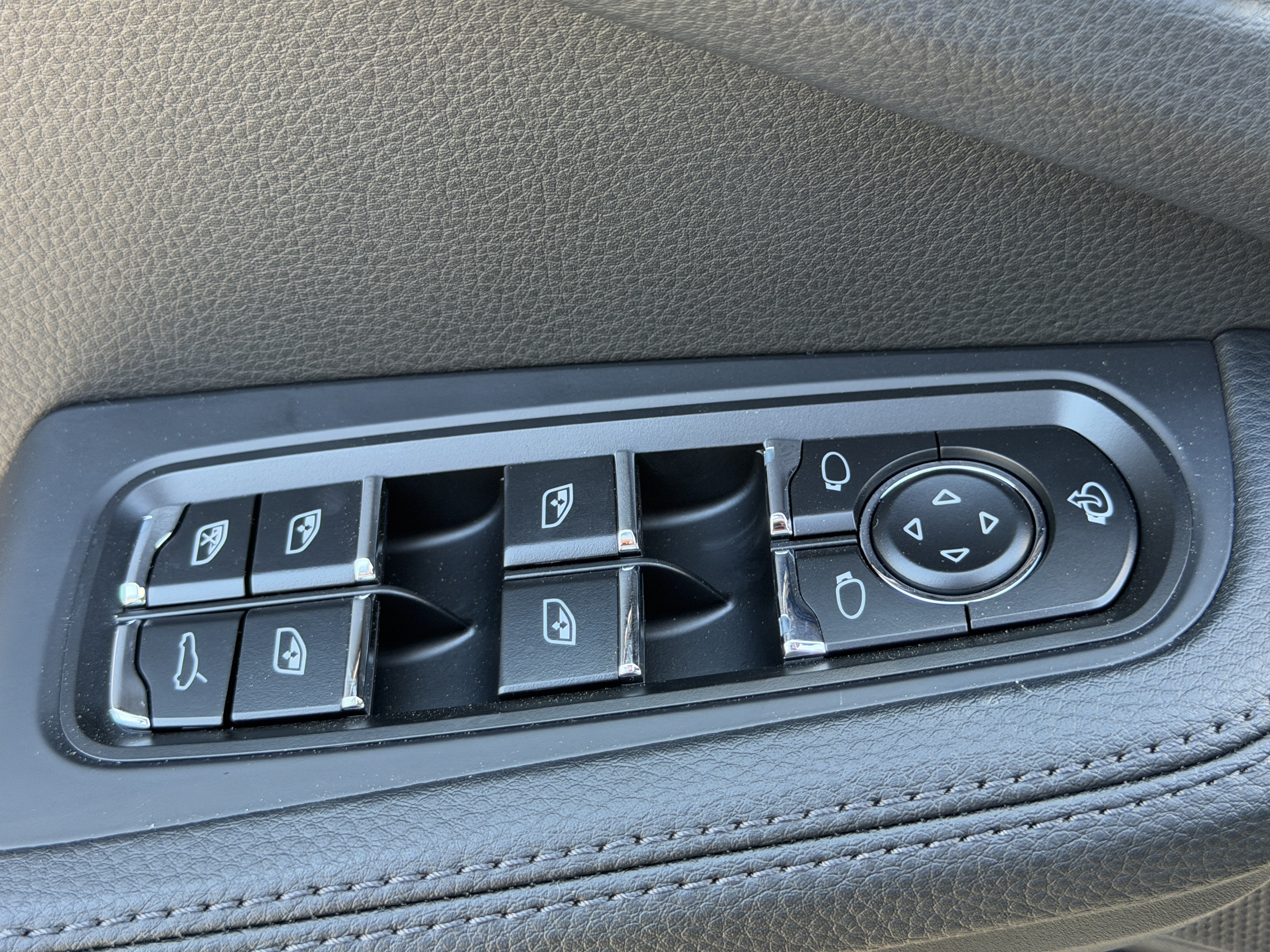 New 2026 Porsche Macan AWD/4WD image 21
