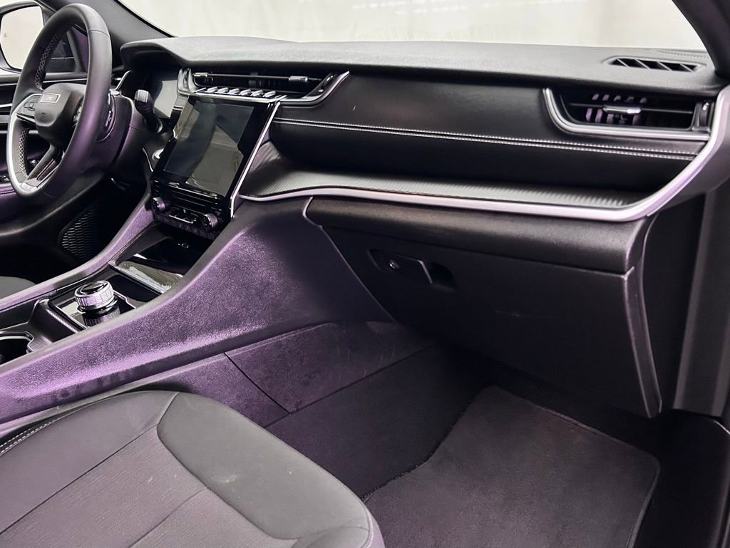 Used 2024 Jeep Grand Cherokee Laredo image 23