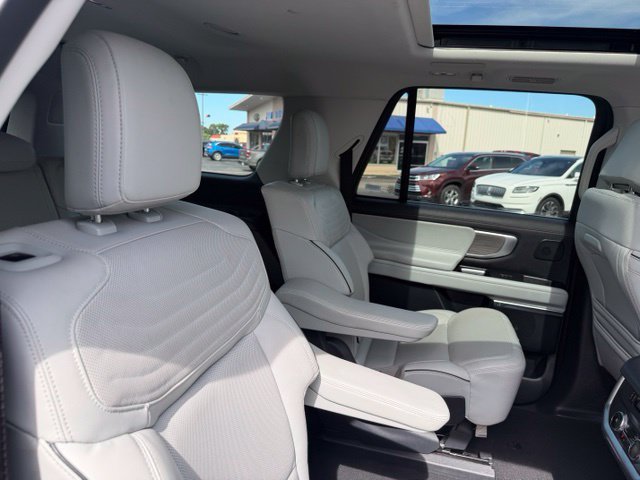 Used 2025 Ford Expedition Max Platinum w/ Platinum Ultimate Package AWD/4WD image 37