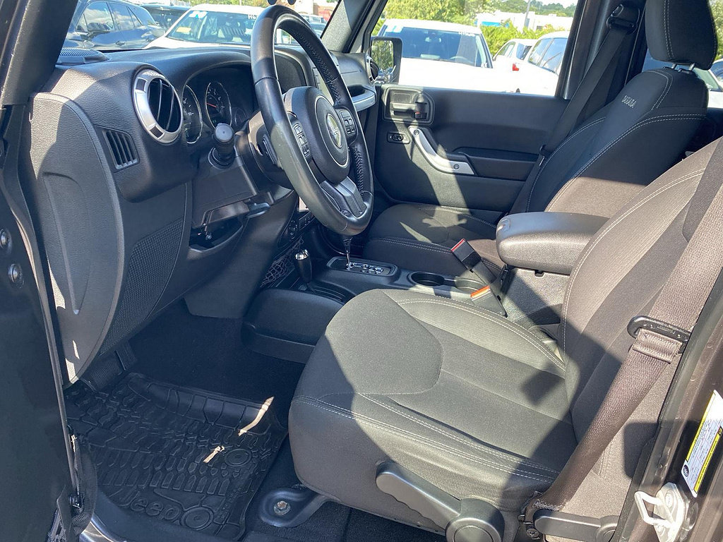 Used 2017 Jeep Wrangler Unlimited Sahara w/ Connectivity Group AWD/4WD image 15