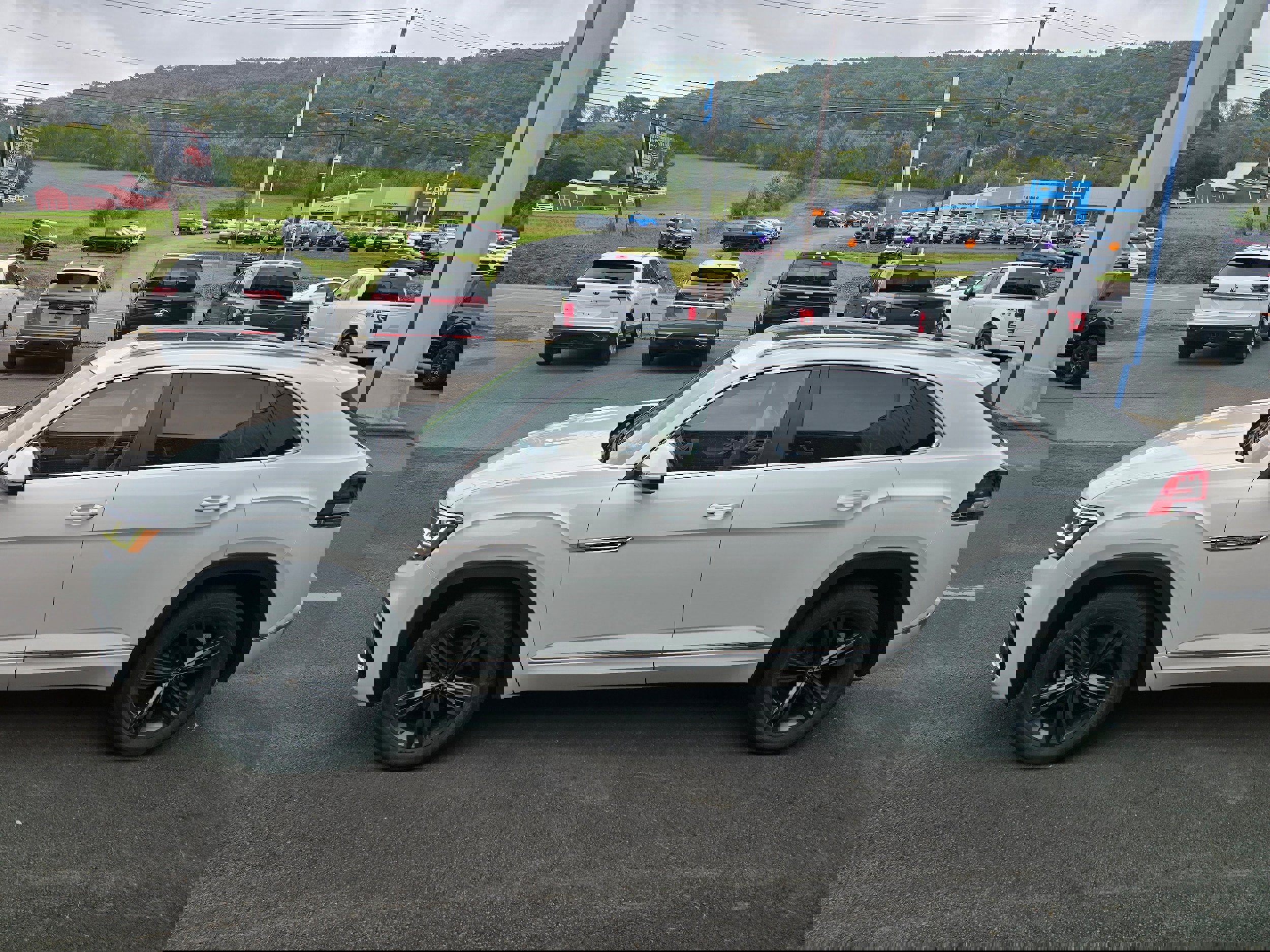 Certified 2022 Volkswagen Atlas Cross Sport SEL R-Line image 4