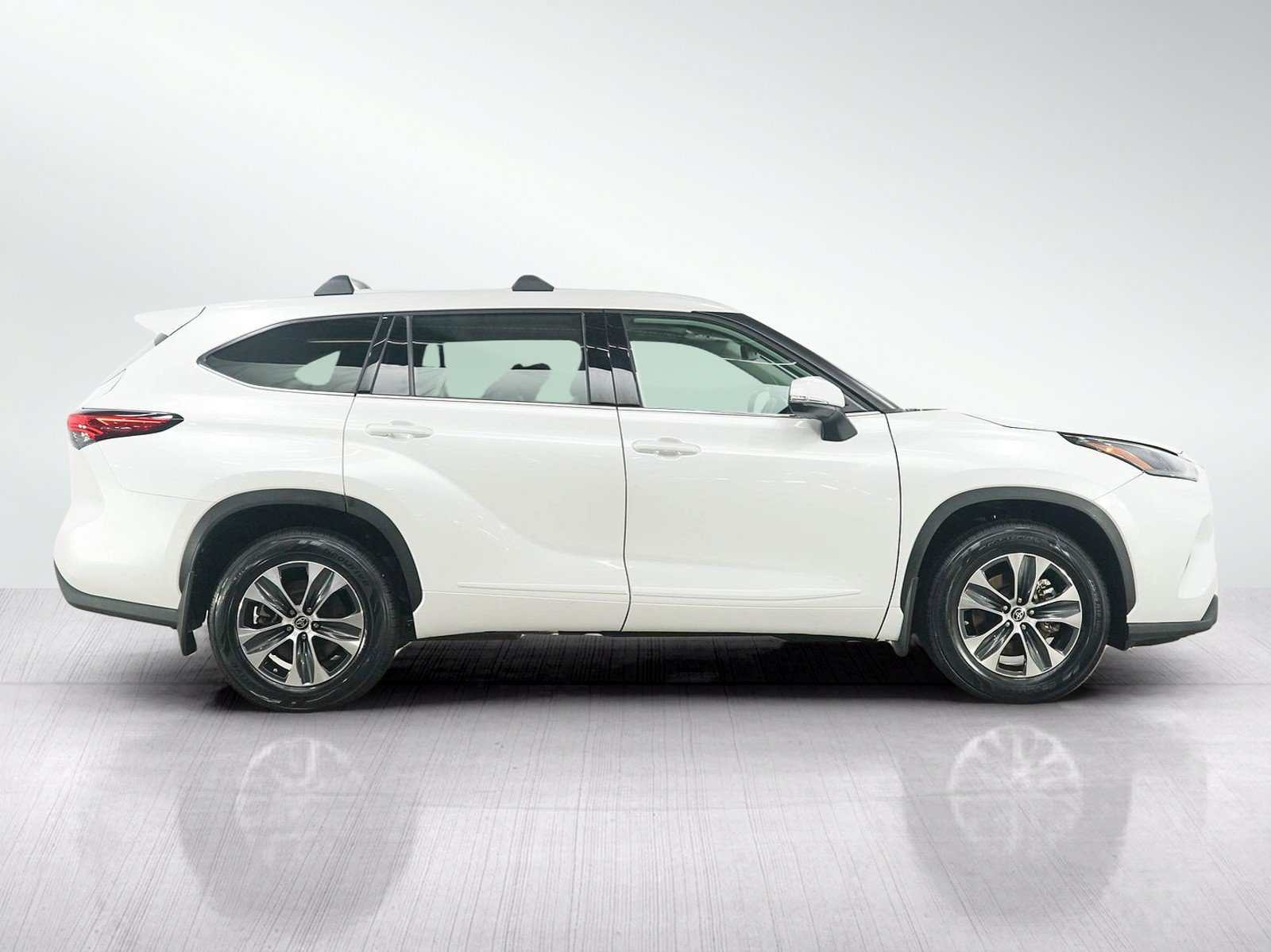 Used 2022 Toyota Highlander XLE AWD/4WD image 6