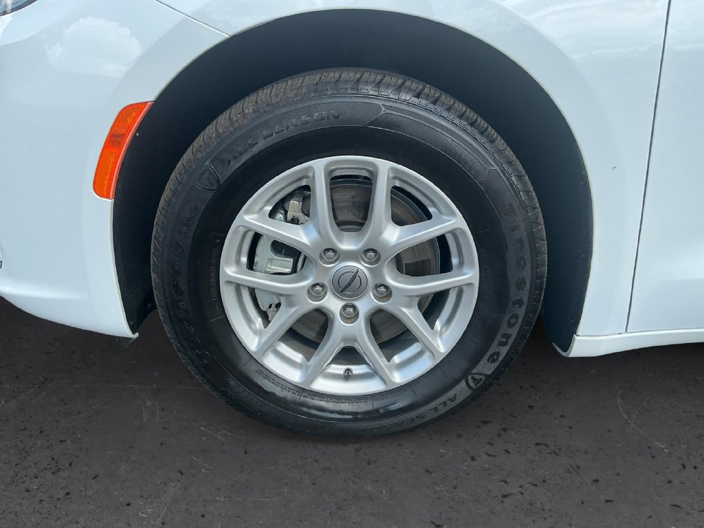 Used 2024 Chrysler Pacifica Touring FWD image 13