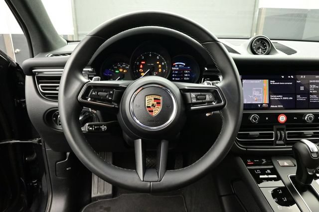 Certified 2025 Porsche Macan AWD/4WD image 8