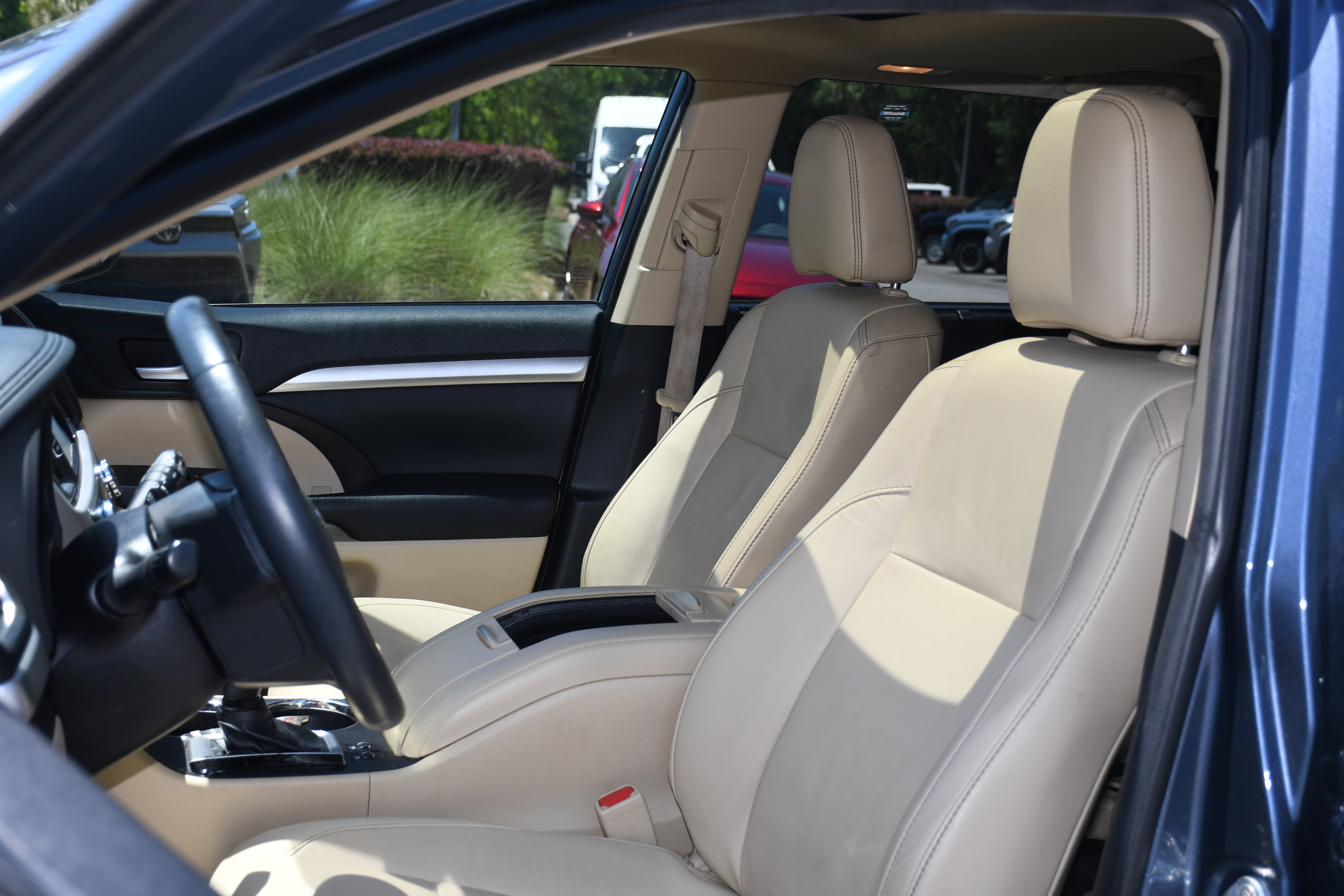 Used 2019 Toyota Highlander XLE FWD image 12