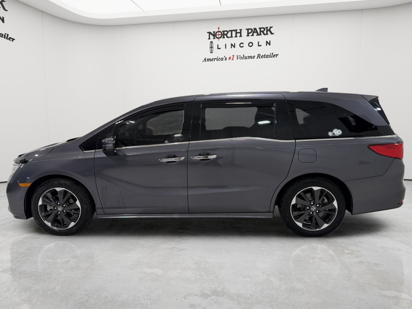 Used 2024 Honda Odyssey Elite image 2