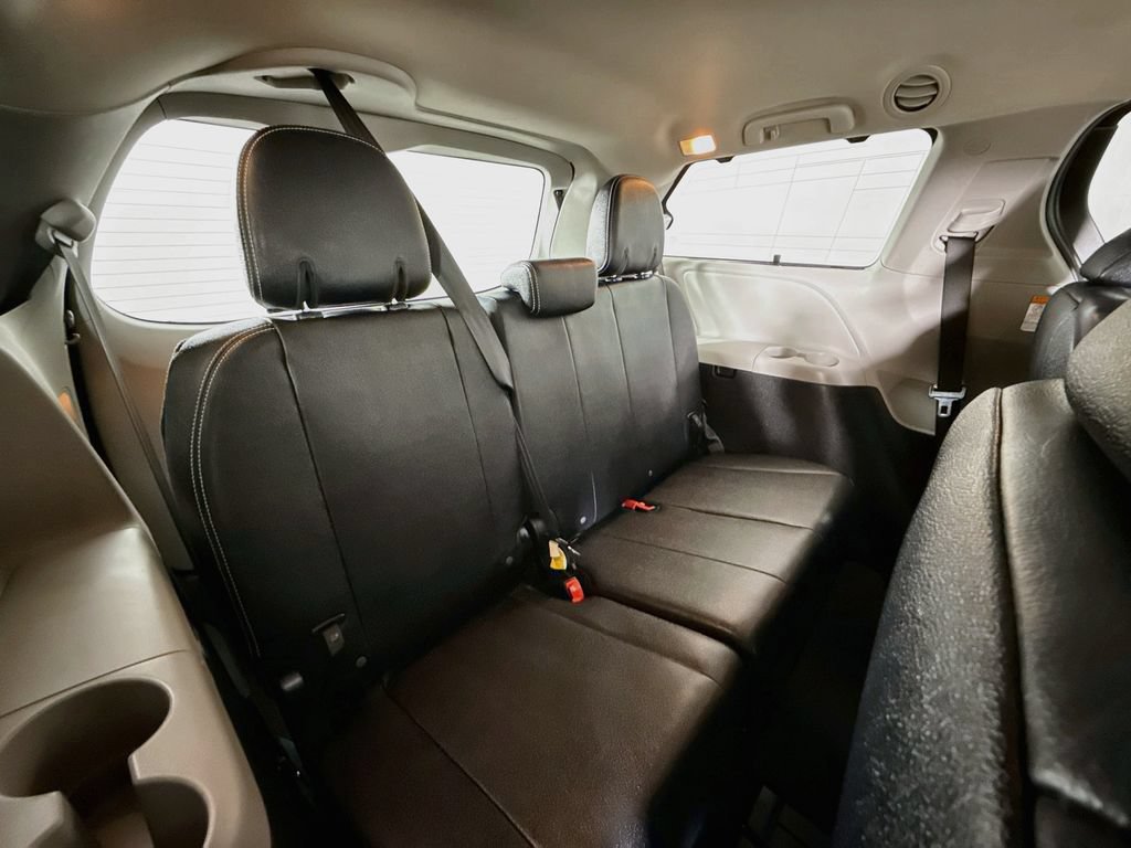 Certified 2017 Toyota Sienna SE Premium FWD image 38