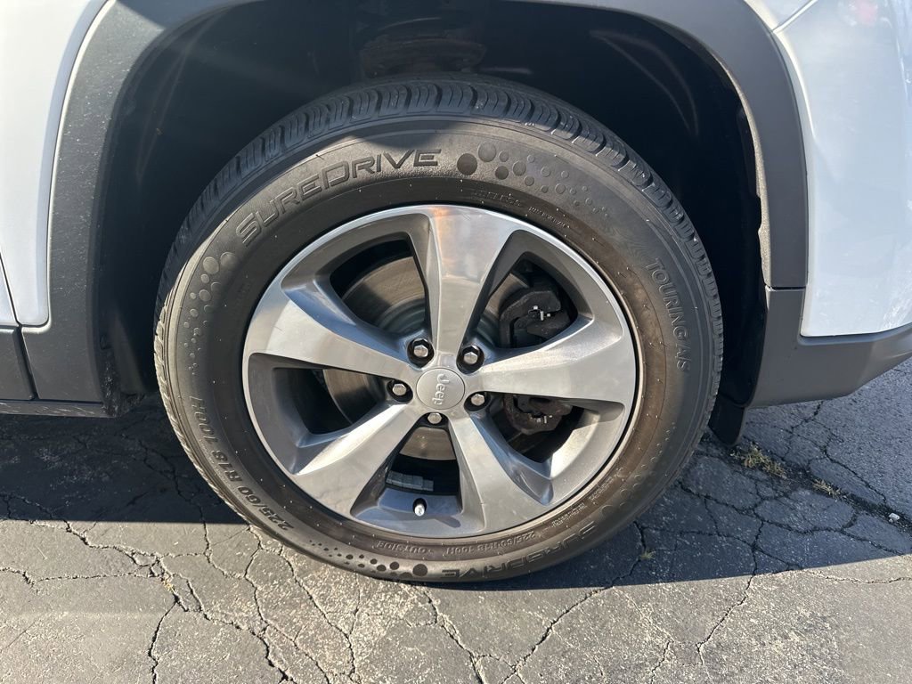 Used 2019 Jeep Cherokee Limited image 38