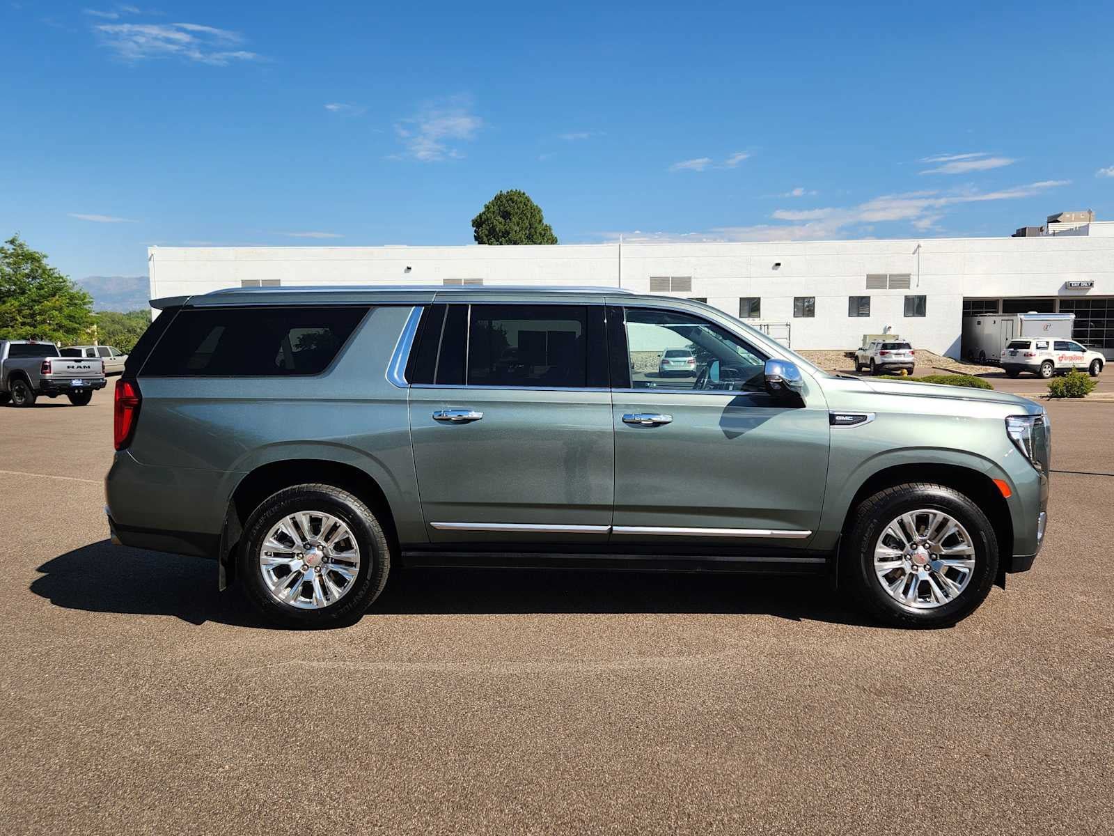 Used 2024 GMC Yukon XL Denali AWD/4WD image 2