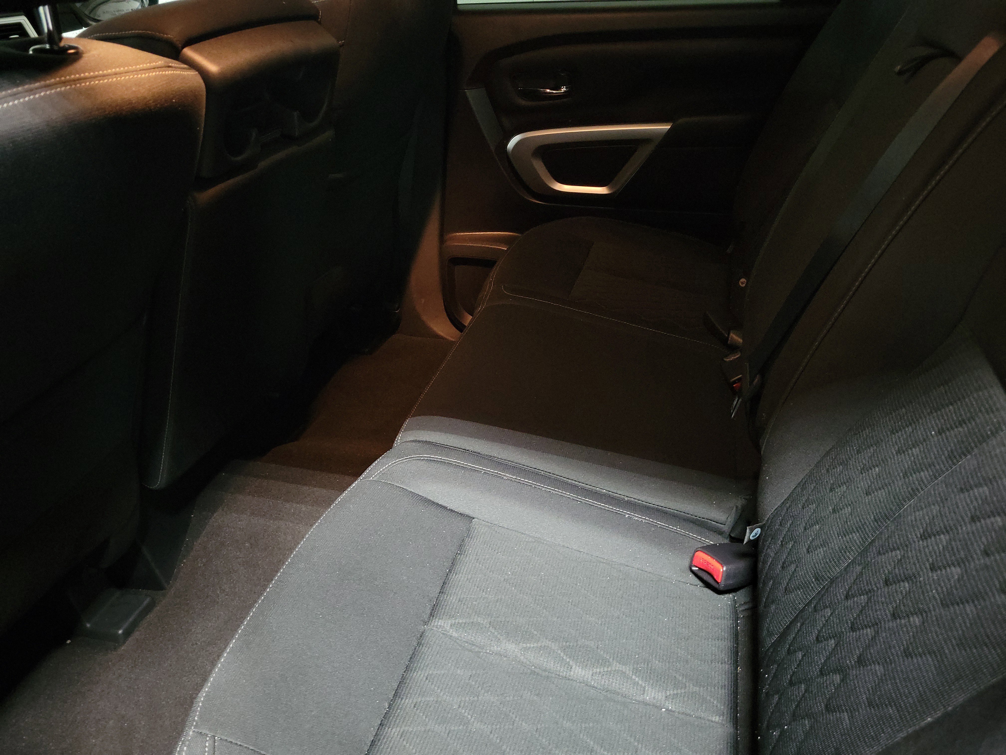 Used 2019 Nissan Titan SV image 11