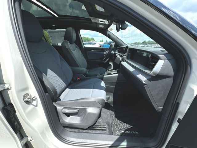 New 2026 Volkswagen Tiguan SE R-Line FWD image 28