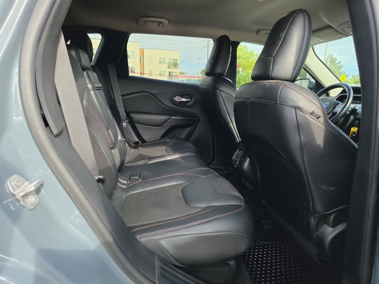 Used 2015 Jeep Cherokee Trailhawk w/ Cold Weather Group AWD/4WD image 15