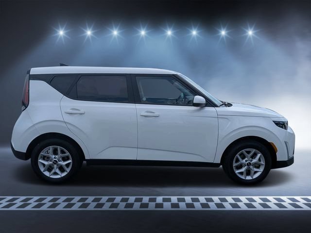 Used 2025 Kia Soul LX FWD image 2
