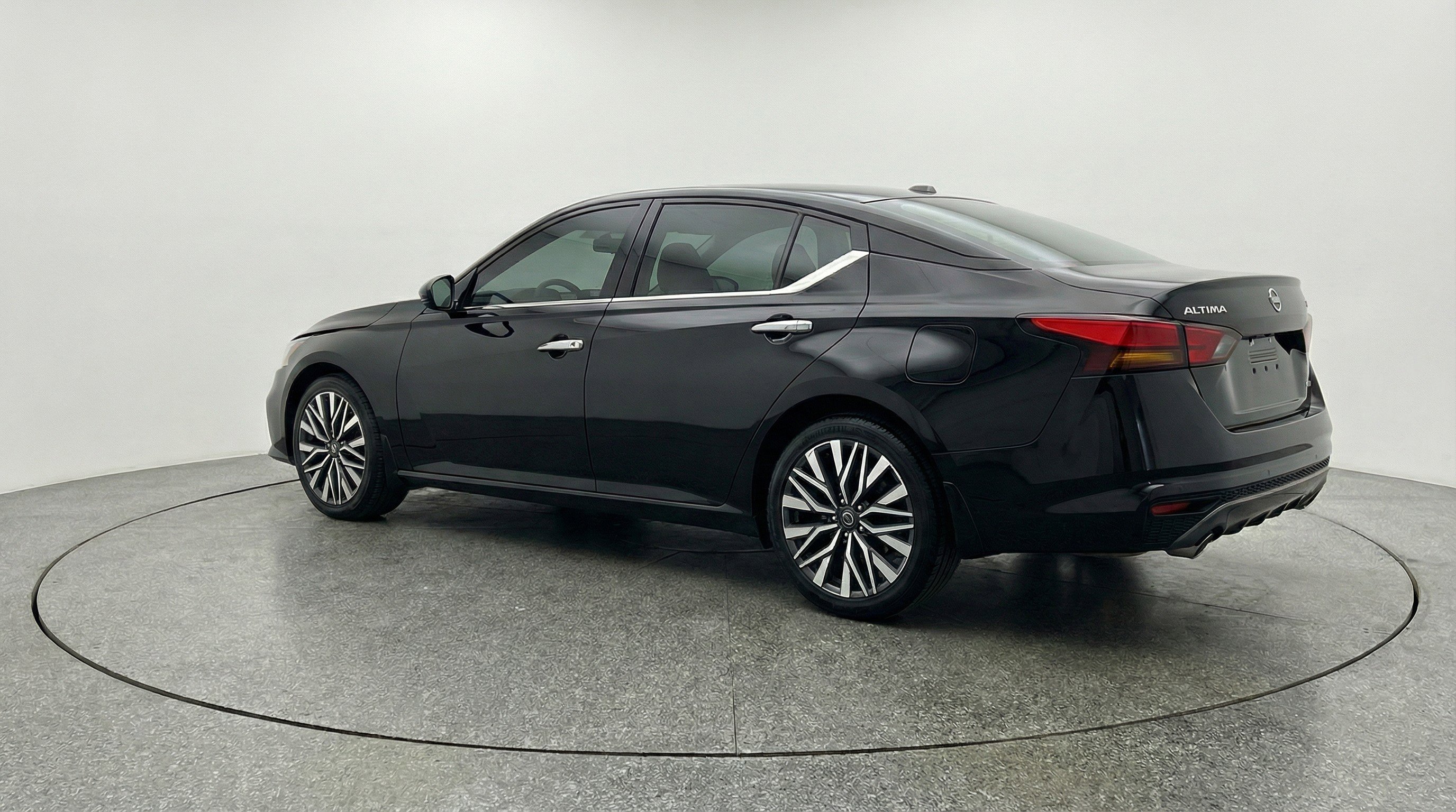 Used 2025 Nissan Altima 2.5 SV image 6