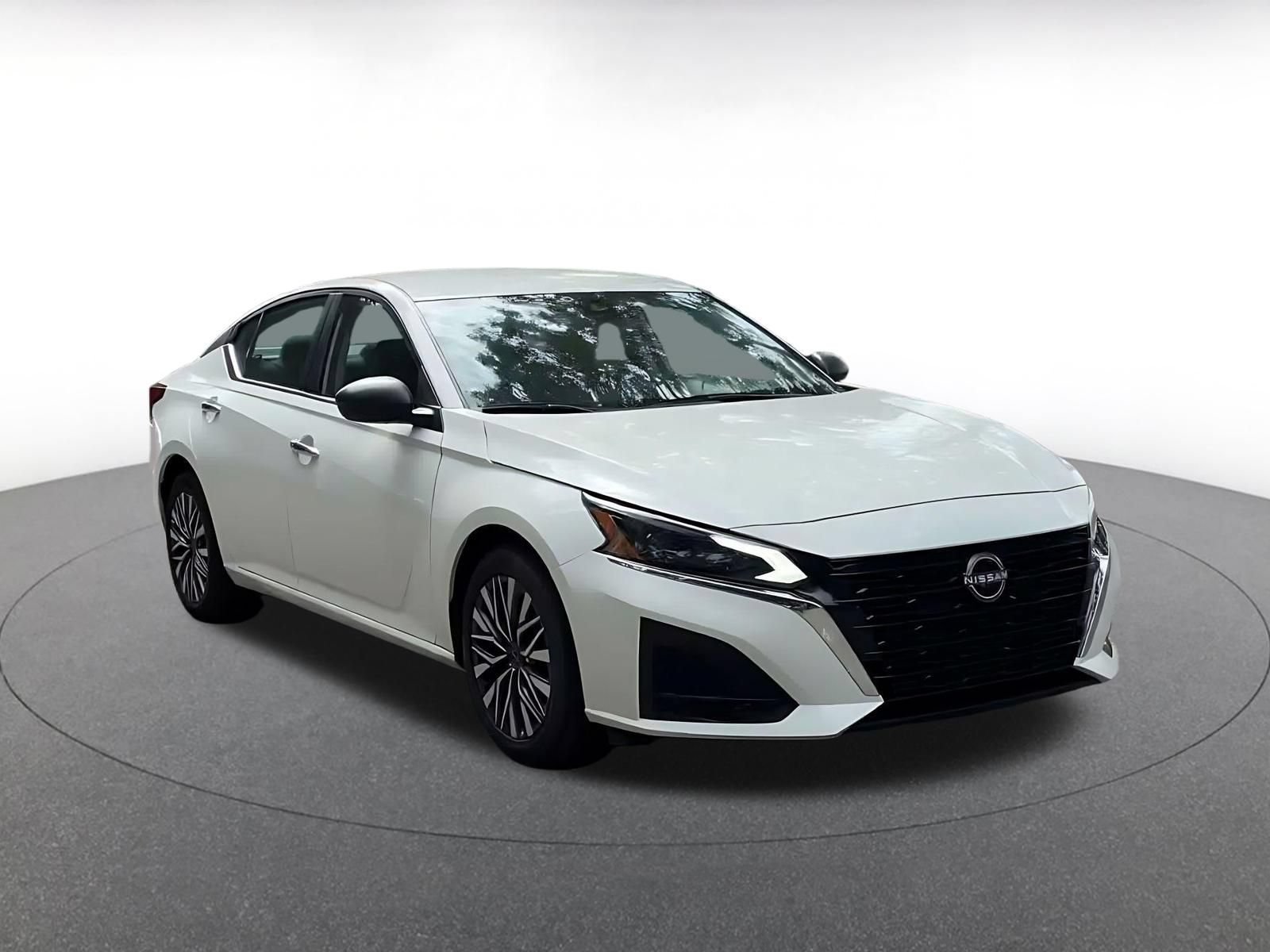 Used 2025 Nissan Altima 2.5 SV FWD image 3