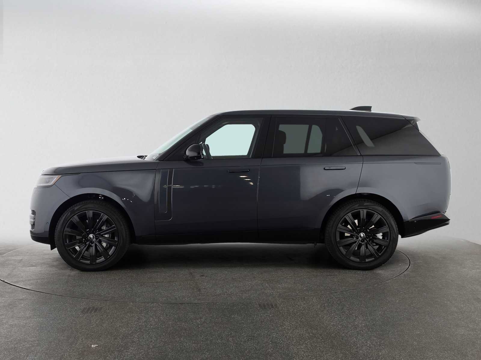 Used 2025 Land Rover Range Rover SE AWD/4WD image 2