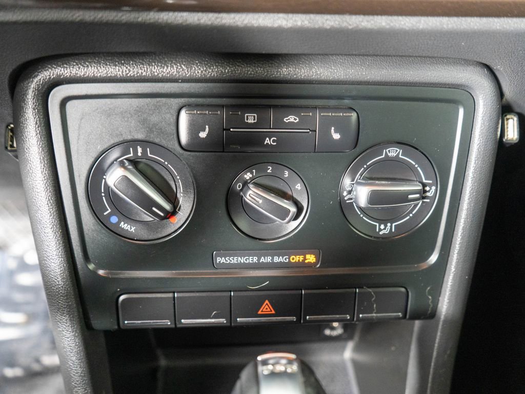 Used 2013 Volkswagen Beetle TDI FWD image 18