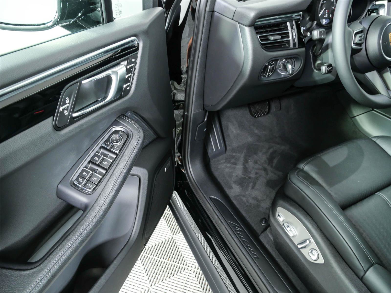 Certified 2026 Porsche Macan Turbo AWD/4WD image 8