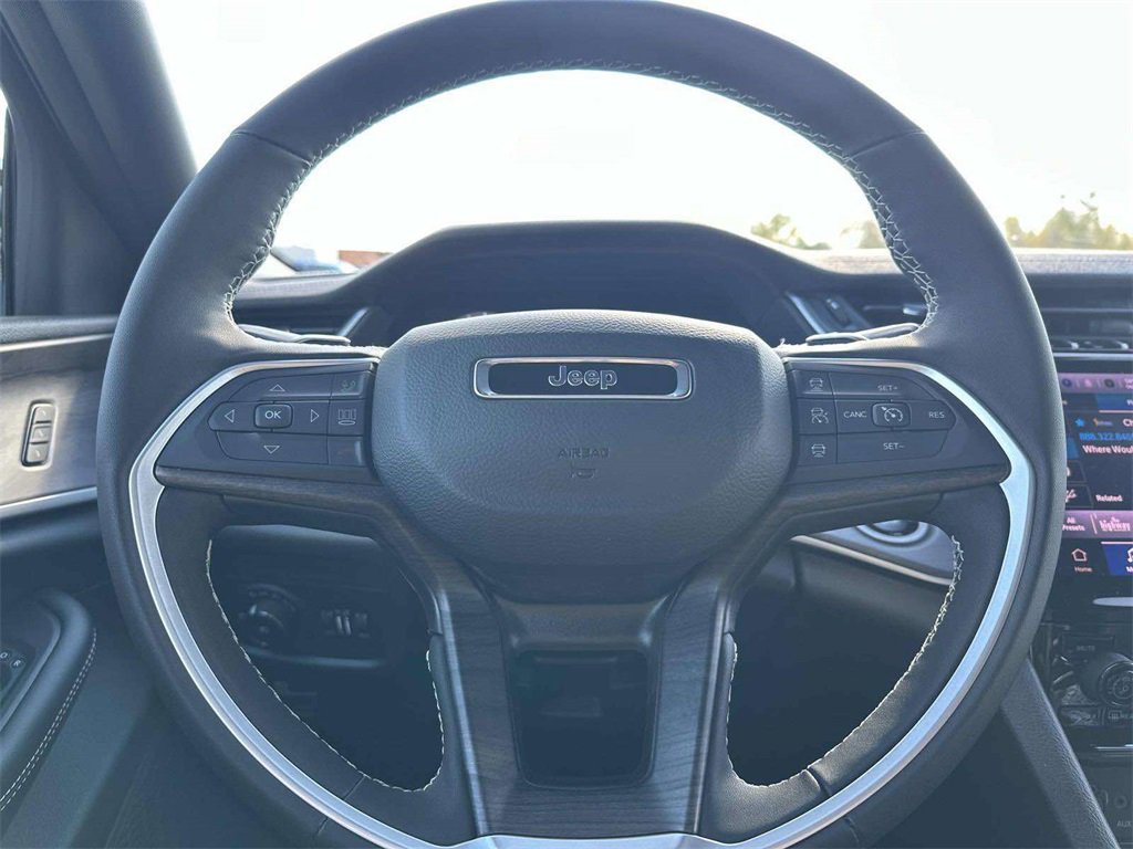 New 2025 Jeep Grand Cherokee Limited image 11