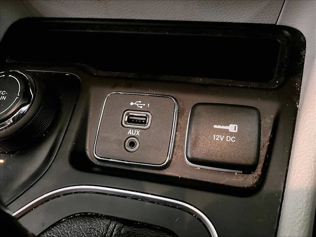 Used 2021 Jeep Cherokee Latitude Plus AWD/4WD image 32