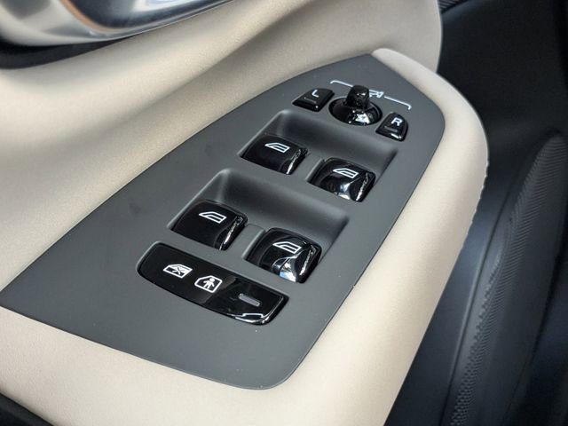 New 2026 Volvo XC90 B6 Plus w/ Protection Package Premier image 28