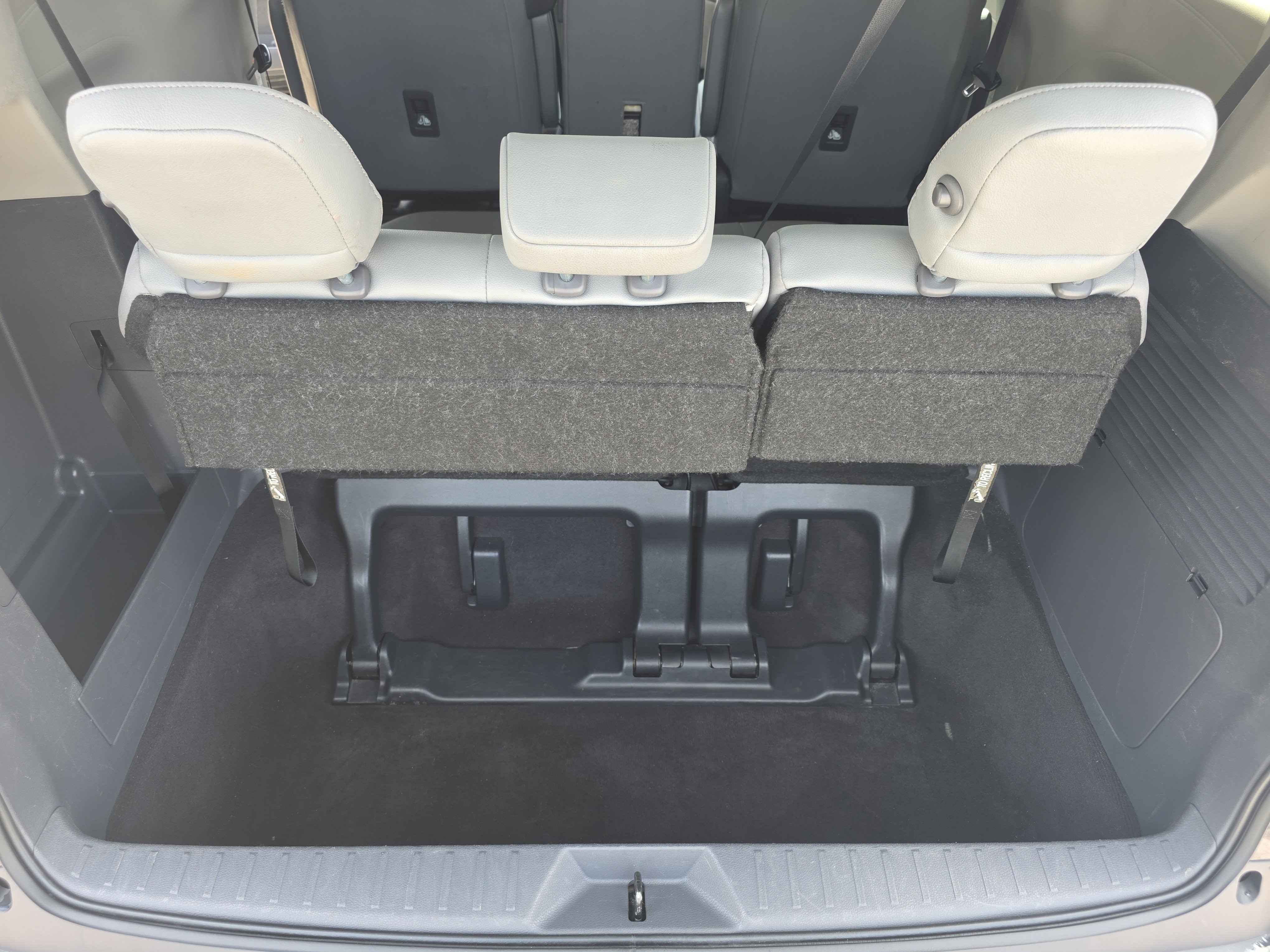 Used 2024 Toyota Sienna XLE FWD image 11