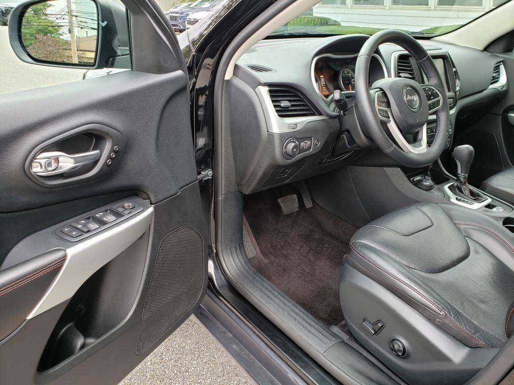Used 2017 Jeep Cherokee Trailhawk AWD/4WD image 8